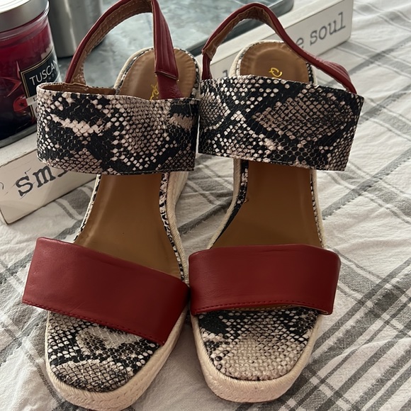 New woman’s wedges. Cute!! Sz 10 Qupid - Picture 2 of 7